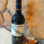 リオハ産　樽の香りを残しライトで口当たりがよく風味豊か。世界的に人気のワイン。
