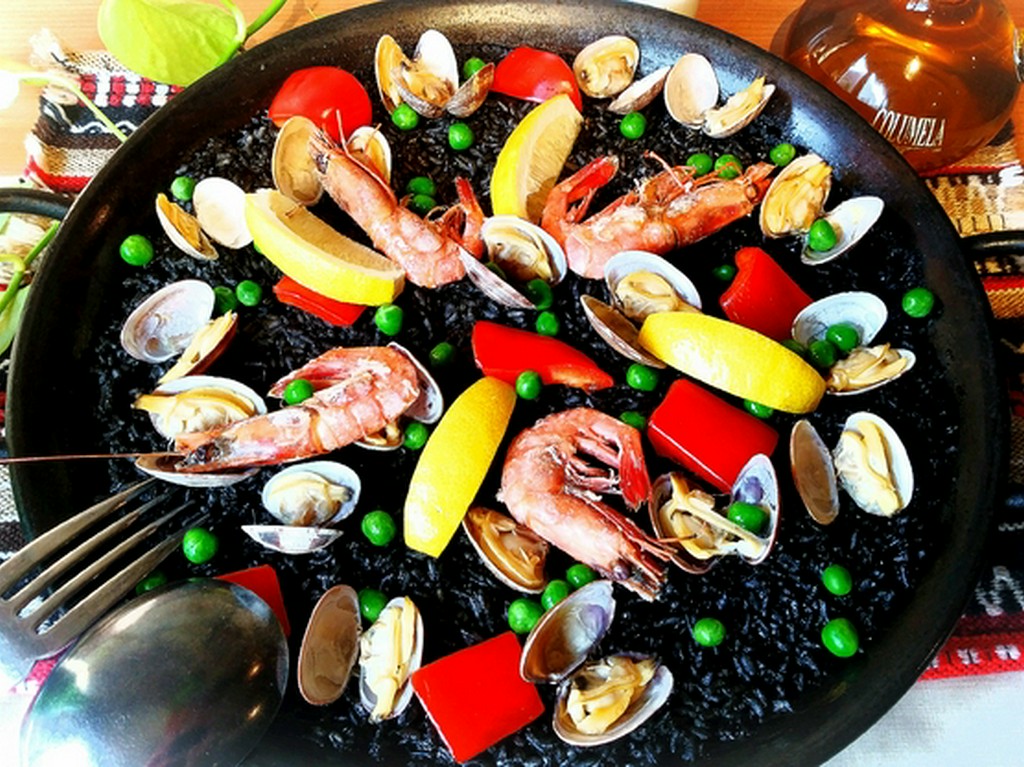 人気のイカ墨パエリア