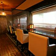 昭和初期に建てられた旅館の建物を改装したレトロモダンな店内は、落ち着きのある空間です。
お二人の時間をゆったりとお楽しみ頂ける雰囲気があります。