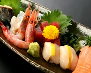 その日によって内容がかわるオススメ刺身の盛合せ。中にはさっきまで店内の生簀で泳いでいた魚も！2～3人前。