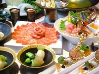 贅沢にもキレイな桜色の馬肉をしゃぶしゃぶで堪能。ハラペーニョを使用したピリ辛絶品スープを召し上がれ