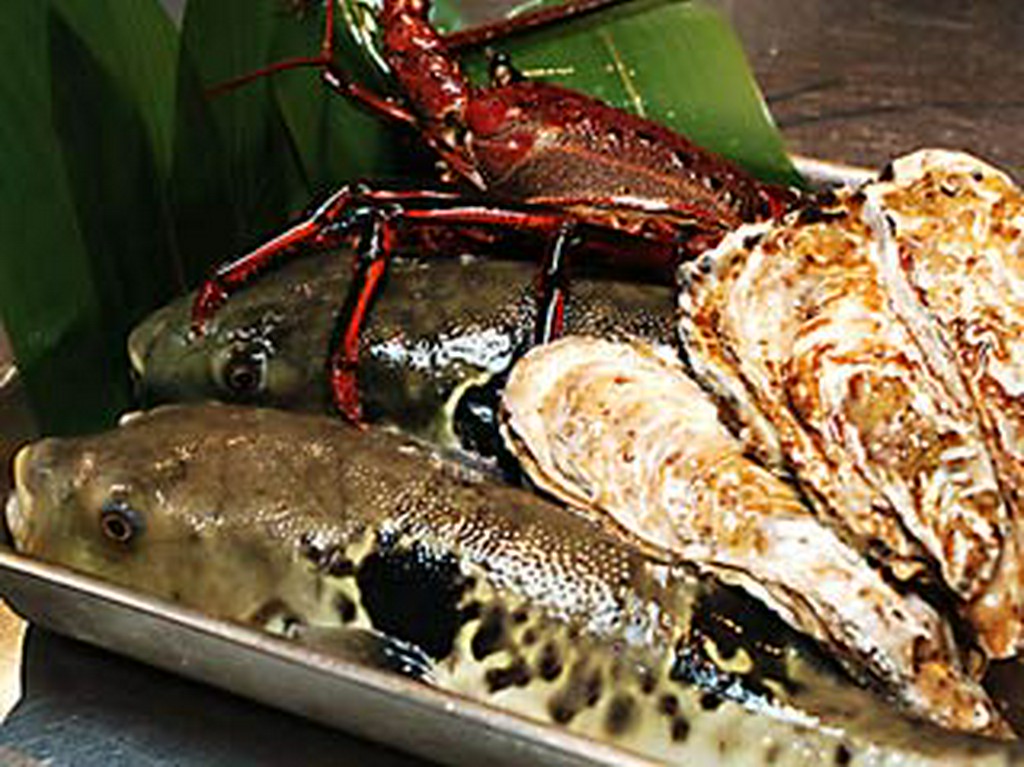 いけすには活きのいい魚介類