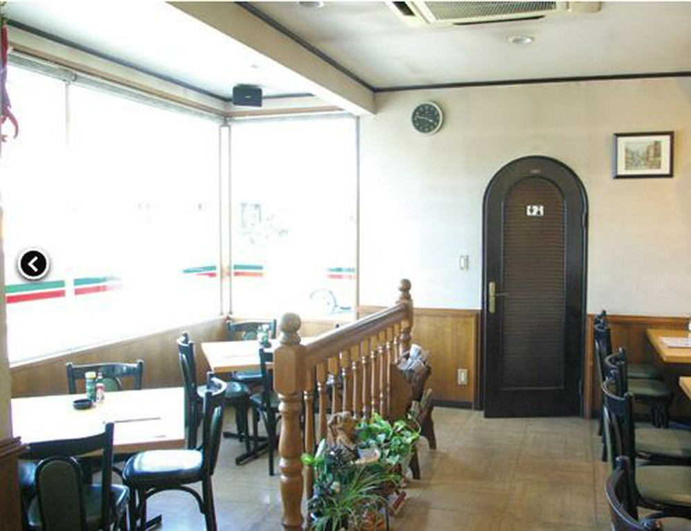 心地よい日差しの入った落ち着ける店内