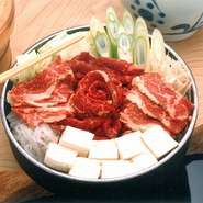 馬肉に味をしみ込ませるために煮てあります。薬味のなんばん漬は食べごろの桜鍋に直接入れるか、器に少し入れてお召し上がりください。（写真はイメージです）