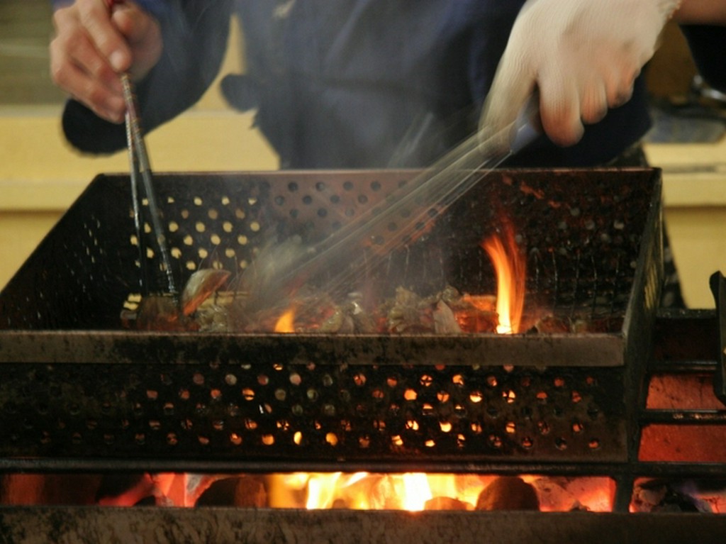 宮崎と言えば炭火焼。炎の調理人大将が鶏を絶妙に焼き上げます！