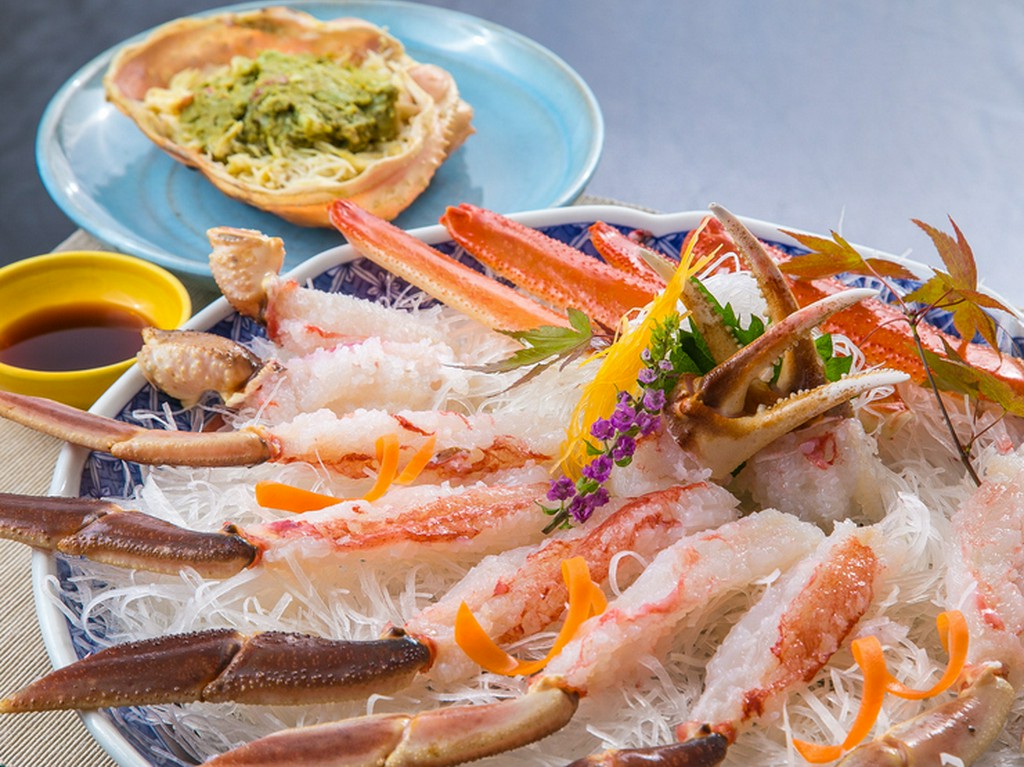 北陸のカニを活きたまま味わう『カニ刺し』