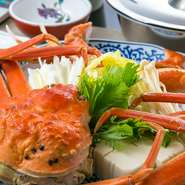 新鮮なカニをまるまる一匹使った豪快な鍋。贅の限りを尽くした冬季限定の特製鍋です。
