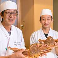 料理を最大限に美味しく召しあがっていただくために、いち早くお客さまのもとへお届けすることを心がけております。そして、笑顔を大切にお客さまに“ありがとう”といっていただけるようなお店を目指しております。