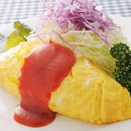 20年来の看板メニューは何といっても卵がふっくらと優しく口にとけこむオムライス。昔ながらの素朴な味でボリュームも満点。是非一度ご賞味下さい。