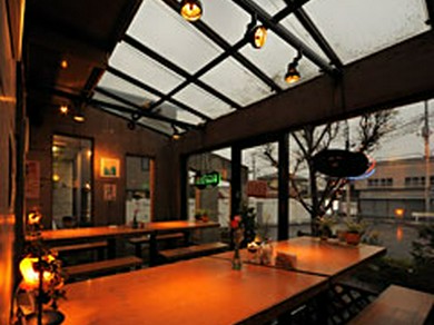 モダンでお洒落な空間で、こだわりのお料理をお楽しみください