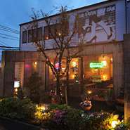 蔵造りの町並みの近くにひっそり佇む【ミルキーウェイブ 】。コンクリート打ち出しのモダンな建物にウッドベースやピアノが配された店内は、ダイニング・バー風のシックな雰囲気です。