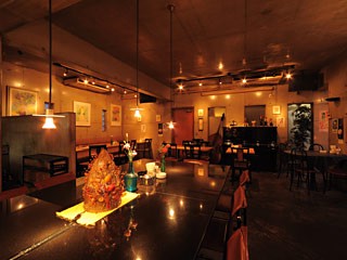 あたたかみあるモダンな店内