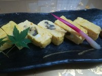 刻んだ鰻を甘めに味付けした卵で巻き上げました
