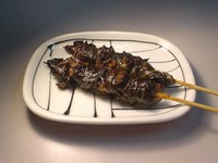 脂がのったヒレにたれを漬けて焼き上げています。ビールのおつまみにおすすめです。