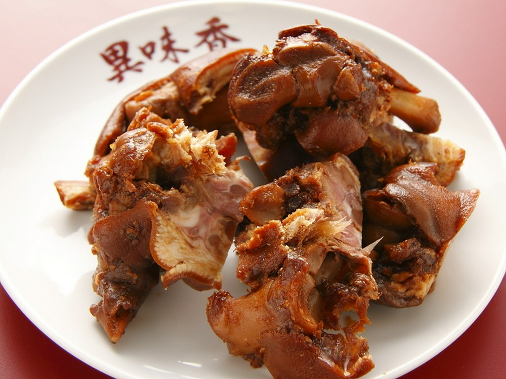 10種類以上の香辛料と秘伝のタレで煮込んだ『中華豚足』