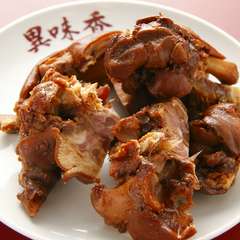 10種類以上の香辛料と秘伝のタレで煮込んだ『中華豚足』