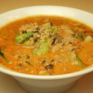胡麻ダレのピリ辛麺です。辛さはお好みによって、「ピリ辛」「中辛」「激辛」に調節できます。