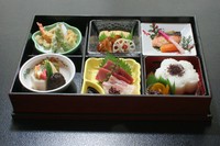 創業85周年の伝統誇る、神谷の豪華なお昼のお弁当です。
左の写真の他に、赤出汁がつきます。