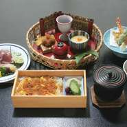 日替わりの籠盛、海鮮サラダ、天ぷら、赤出汁、香の物、イクラの吹き寄せ飯。ちょっと贅沢な昼膳です。