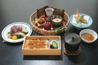 日替わりの籠盛、海鮮サラダ、天ぷら、赤出汁、香の物、イクラの吹き寄せ飯。ちょっと贅沢な昼膳です。