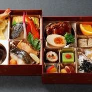 プロの板前が作った本格的な日本料理の八仕切り（二段）の豪華なお弁当です。お祝いやご法事、会議など、ご来客のおみやげなどにもどうぞ。
