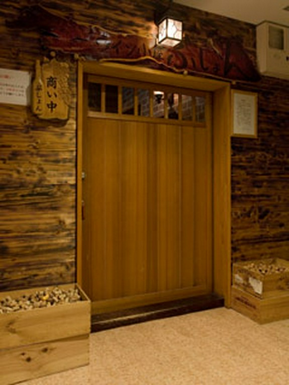 北ヨーロッパの山小屋をイメージした入り口