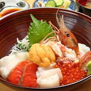 道楽丼　（魚貝8種の贅沢丼）