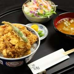 ランチタイムには手軽な定食をご用意しています