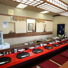 カウンターの目の前で揚げられる食材に舌鼓