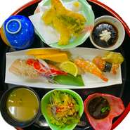 ※一日10食限定（予約不可）
握り5カン、日替わりミニ丼、天ぷら、ソフトドリンク付き