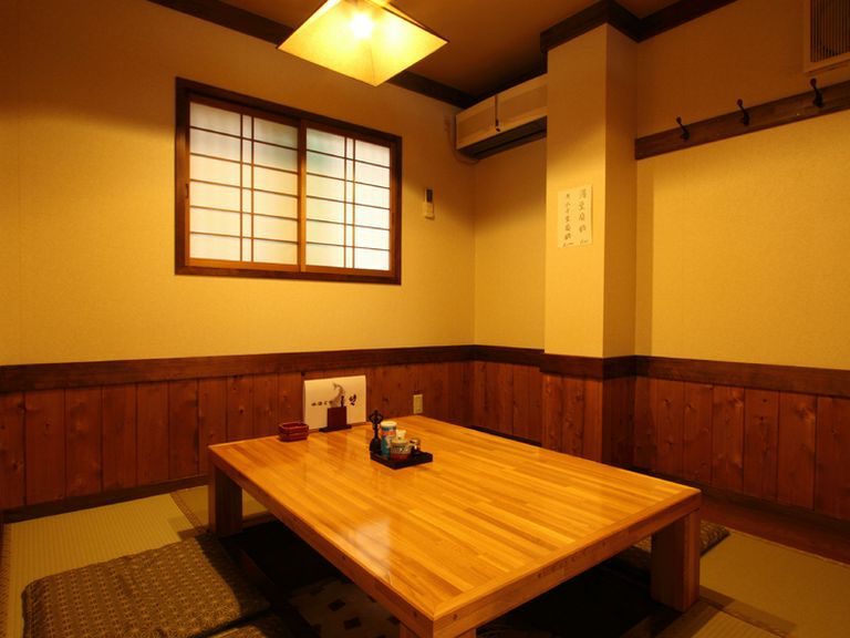 店奥の個室席（6名様前後）は、会食や接待、ご宴会などにお勧め