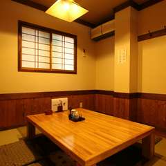 店奥の個室席（6名様前後）は、会食や接待、ご宴会などにお勧め