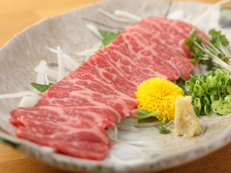 名物の馬刺しや店主自ら釣り上げる岩魚を、充実の地酒と共に