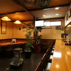 ひとりのお食事の方におすすめ、会話が弾むカウンター席