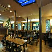 近くに観光・レジャースポットがたくさんあります。落ち着いたれんが造りの外観と高い天井、出窓などがヨーロッパ風。