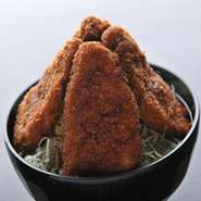 ヒレ肉4枚でボリューム満点のどんぶり