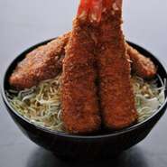 ヒレ肉2枚、エビ2本のボリューム満点のどんぶり