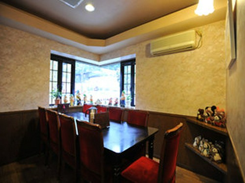 10名程のグループの方に開放的な個室もあります