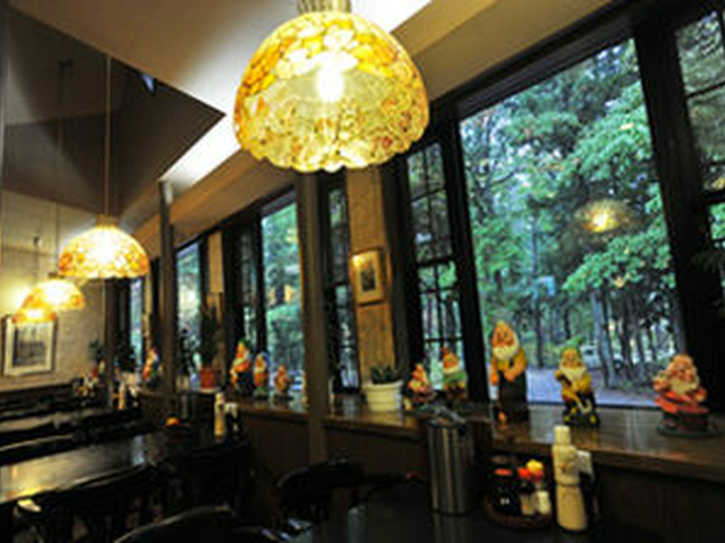 出窓からは四季折々の風景が楽しめる