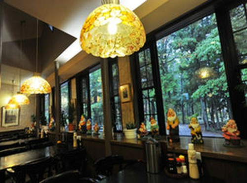 出窓からは四季折々の風景が楽しめる