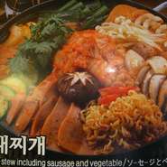 韓国で生まれ育った当店のママが作る韓国料理は、まさに本場の味。本物の辛さは心地良く、クセになること間違いなし☆