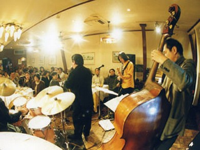 コンサートなどの演奏会も行ってます。