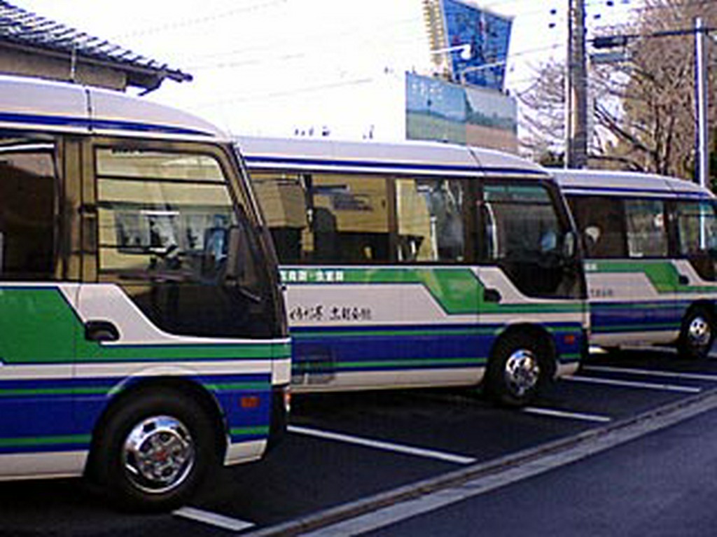 送迎バスをご利用下さい（無料）