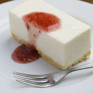 「とんかつ屋さんでチーズケーキ？」と驚かれるお客様も多いという、【とんかつ水龍】の隠れた自慢のメニューが『オリジナル　チーズケーキ』。料理人が独自につくり上げた絶品ケーキは女性に大人気です。