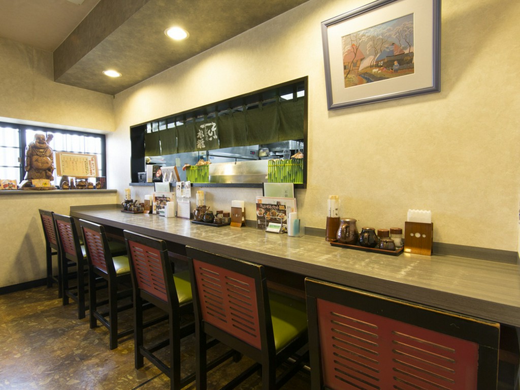 お１人でも気軽にカウンター席へ、ランチに『かつサンド』も人気