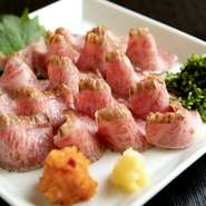 鮮度抜群の『お造り』や『魚の塩焼き』だけでなく、A5ランクの肉を使った『特選牛たたき』と『和風ステーキ』など肉料理もご用意しています。和風ステーキはレアやミディアムなど、お好みの焼き加減でご提供します。