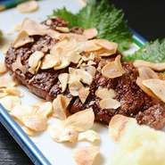 ロースターを使うため余分な脂は落ちています。ローストガーリックや大根おろし・生わさびとともにご賞味ください。