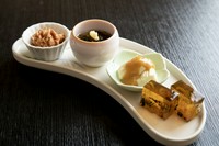 6種類ほどそろえています。旬の食材を使うため日により献立は変わります。
