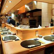 落ち着いた雰囲気のカウンター席は8名分。カウンター越しに料理人が手際よく調理する様子も見られます。
