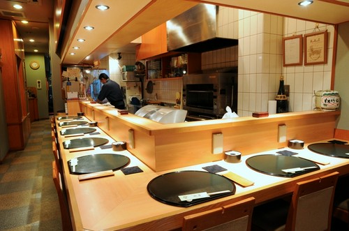 カウンター越しに料理人が腕をふるいます